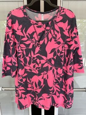 Size M Dear Scarlett Hot Pink and Charcoal Leaf-Print Top. Has side slits. NWT!